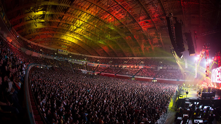 Dave Matthews Band Tours Europe with LEO